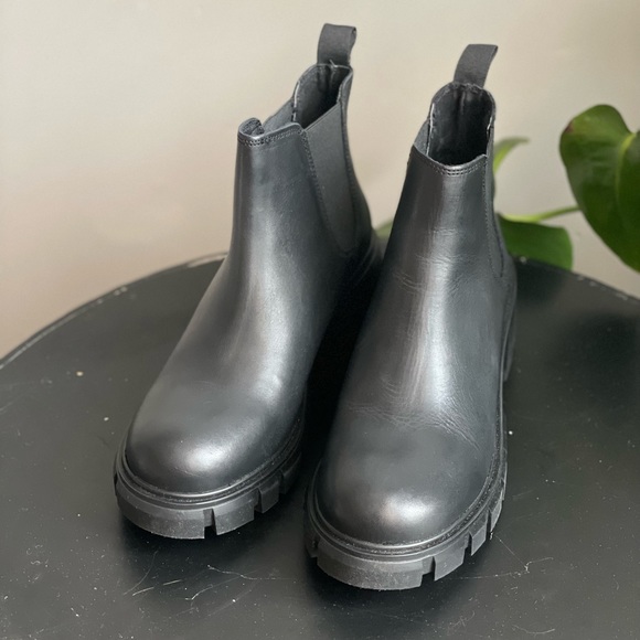 **SOLD** Steve Madden Women's Howler Chelsea Combat Boot
Black Size 8.5 - Picture 3 of 13